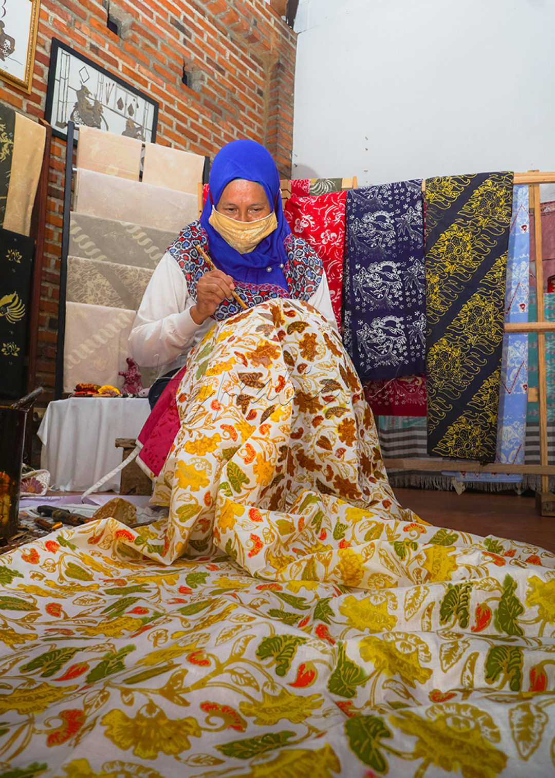 Saat Pandemi terjadi di negri ini, bukan berarti sebuah keputusasaan, sekalipun itu terjadi di dunia usaha kreatif
<div>Bagi ibu pembatik ini, pandemi tidaklah membuatnya harus mati kreatifitas dalam berkarya dan melakukan usahanya</div>
<div>Dia tetap memproduksi batik tulis dan memasarkannya secara online di media-media sosial</div>
<div>Pandemi boleh hadir, tapi pikiran harus tenang agar tetap bisa eksis berkreasi
<div> </div>
</div>