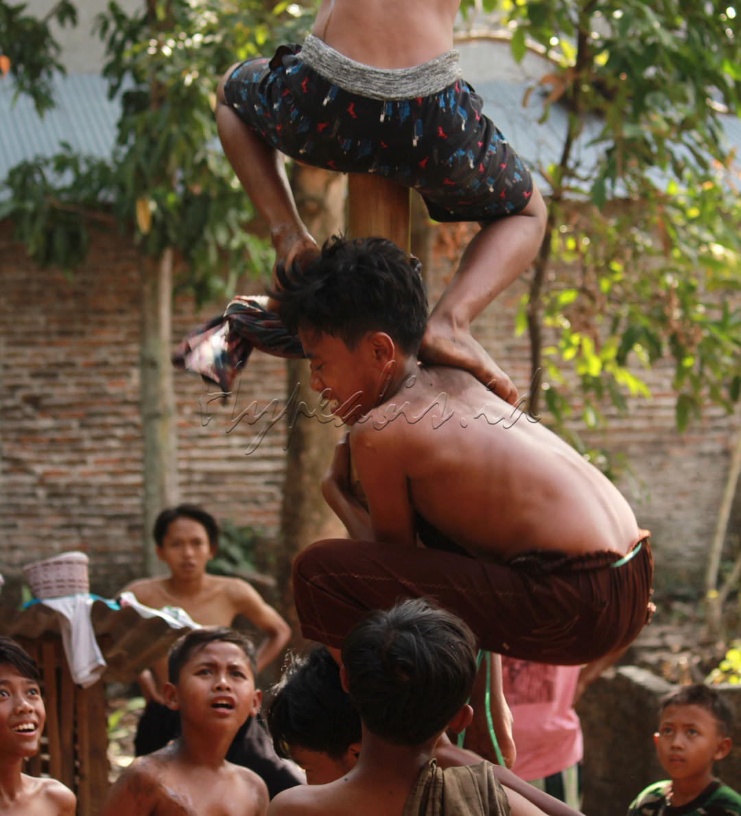 Para peserta lomba panjat pinang bersemangat demi mencapai pucuk atas dan mengambil hadiah hadiah nya.