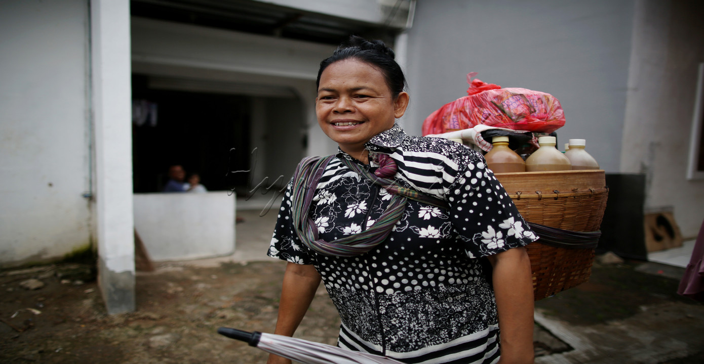 Ibu Handayani atau yang lebih akrab di sapa bude penjual jamu gendong yang biasa berkeliling di daerah kelurahan Petukangan kecamatan Pesanggarahan Jakarta Selatan.Jamu tradisional dinilai sebagai Salah satu cara masyarakat untuk meningkatkan tubuh agar tidak mudah sakit dan dapat mencegah penularan virus Covid -19<br />
