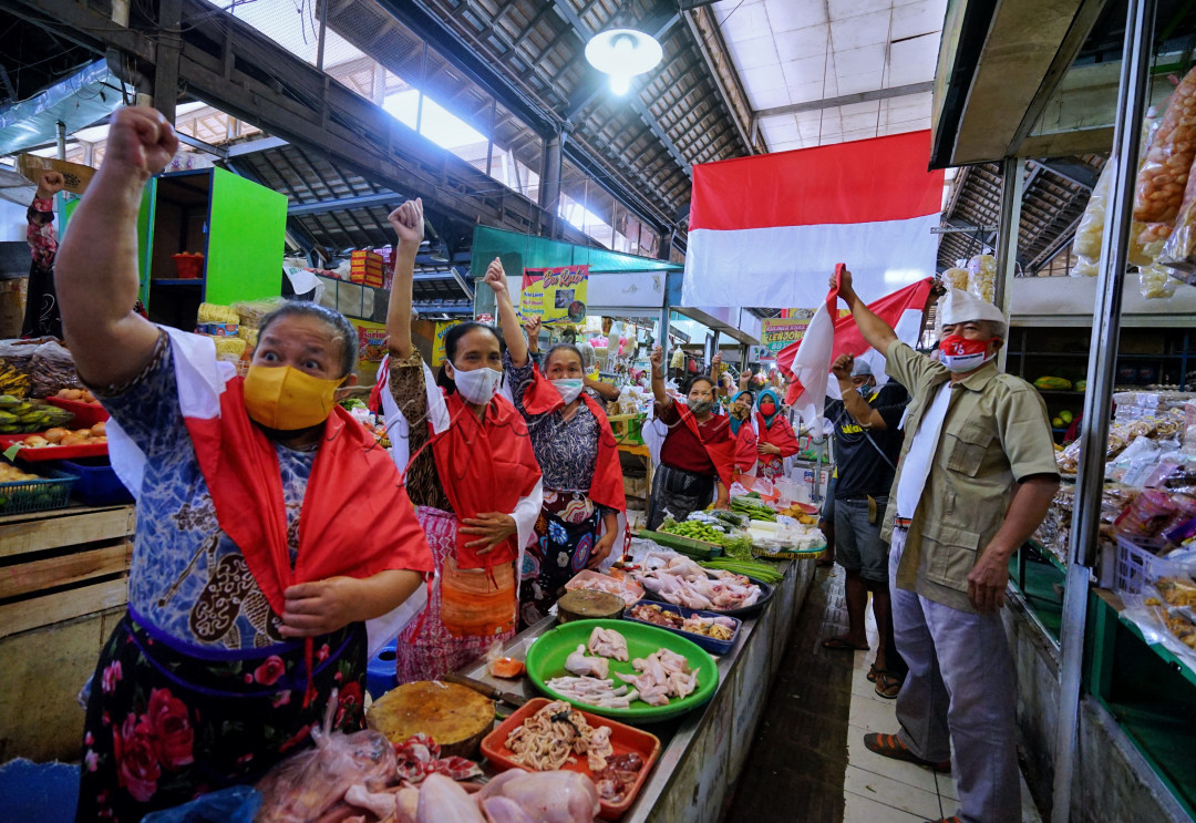 Ekspresi seorang ibu penjual daging ayam di Pasar Gedhe Surakarta. Ibu itu berharap pandemi segera selesai dan dia bisa berjualan dengan normal seperti sebelum Pandemi
