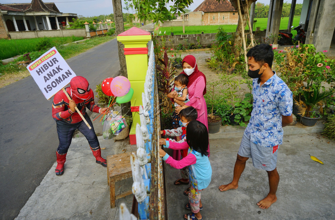 Dalam upaca menaikan imun bagi anak-anak yang sedang isoman. Agus Widanarko salah seorang Penyuluh Narkoba dari BNK Sukoharjo memakai kostum superhero untuk menghibur anak-anak yang sedang isoman karena Covid 19.<br />
Diharapkan aksi ini dapat menghindarkan anak-anak dari Stress yang berkepanjangan karena terlalu lama Isoman.