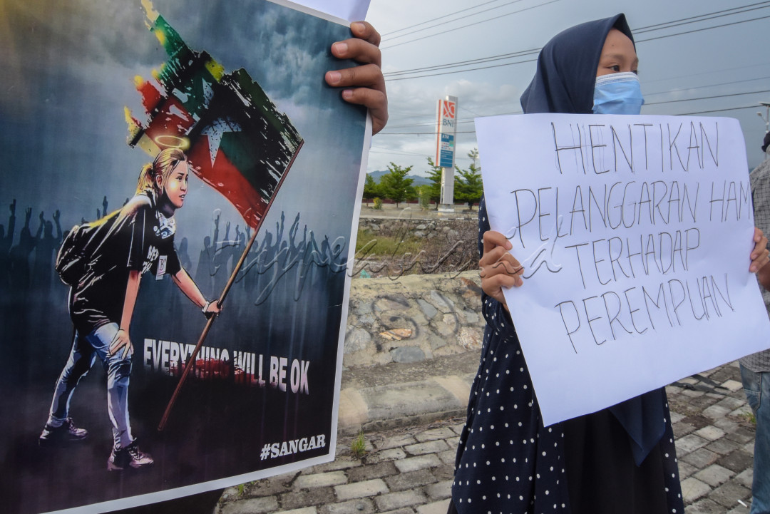 Seorang mahasiswa membawa selebaran yang bertuliskan "Hentikan Pelanggaran HAM terhadap perempuan" di Kota Palu, Sulawesi Tengah, 8 Maret 2021. Aksi itu dilakukan dalam rangka memperingati hari perempuan internasional. <br />
<br />
Sebagai bangsa yang merdeka, masyarakat se antero negeri di Indonesia bebas menyuarakan hak-hak mereka di depan umum. Kebebasan berekspresi ini juga sudah termaktub dalam pasal 28 Undang Undang Dasar 1945 yang berbunyi “Kemerdekaan berserikat dan berkumpul, mengeluarkan pikiran dengan lisan dan tulisan dan sebagainya ditetapkan dengan Undang-undang".