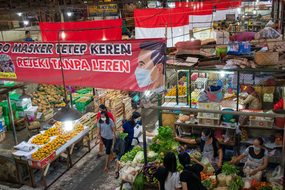Perayaan kemerdekaan di salah satu Pasar Di kota Surakarta yaitu pasa Gedhe. Dengan pemasangan bendera merah putih di sela-sela atap pasar. Tak lupa, dikarenakan masih dalam suasana pandemi pasar Gedhe menerapkan protokol kesehatan yang ketat, seperti menjaga jarak, menyediakan cuci tangan, dan memakai masker. itu semua dengan harapan perekonomian Indonesia bisa kembali bangkit dan putih kembali