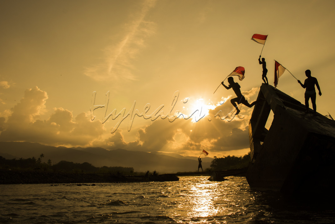 Tema : Merdeka Versi Saya<br />
<br />
Apa makna kemerdekaan yang sesungguhnya? Apakah hanya sebatas kata bebas tak terbatas atau bebas terlepas dari segala tekanan?<br />
Memaknai kemerdekaan Indonesia seperti saat ini menurut saya harus terus mendukung dan terlibat aktif di berbagai aspek yang mendorong kemajuan bangsa terlebih lagi di mana keadaan bangsa ini dihentak oleh pandemi yang hampir dua tahun belakang ini masih berjuang dan bangkit dari segala aspek kehidupan. Perayaan hari kemerdekaan tahun ini terasa begitu sangat jauh berbeda dari tahun-tahun sebelumnya, suasananya tidak semeriah dan semarak seperti sebelumnya. Pandemi kali ini benar-benar mengurangi berbagai acara perayaan kemerdekaan yang biasa dilakukan, namun tentunya semangat nasionalisme tidak dimaknai hanya dengan lomba 17-an atau sekedar upacara bendera saja.<br />
Dalam perjalanan kemerdekaan sampai saat ini tantangan negeri ini untuk menjadi sebenar-benarnya bangsa yang merdeka belum bisa dikatakan merdeka. Masih banyak pekerjaan rumah kita sebagai bangsa untuk menuntaskan segala hirup pikup masalah yang ada di dalamnya. Berbagai pekerjaan rumah yang masih berlarut-larut sampai sekarang yang belum tuntas, terlebih-lebih di aspek kemiskinan dan kebodohan masih menggerogoti negeri ini. Sektor leterasi menjadi salah satu aspek penting dan kemerdekaan itu sendiri tidak bisa di raih jika pendidikan yang belum merata sampai ke sudut-sudut negeri dan dijangkau oleh seluruh anak bangsa. <br />
