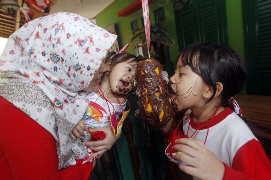 Merayakan kemerdekaan RI ke-76 di tengah pandemi dengan menggelar lomba gigit koin bersama keluarga di rumah saja untuk mencegah penyebaran Covid-19 agar Indonesia segera Merdeka dari serbuan Pandemi Covid-19.
