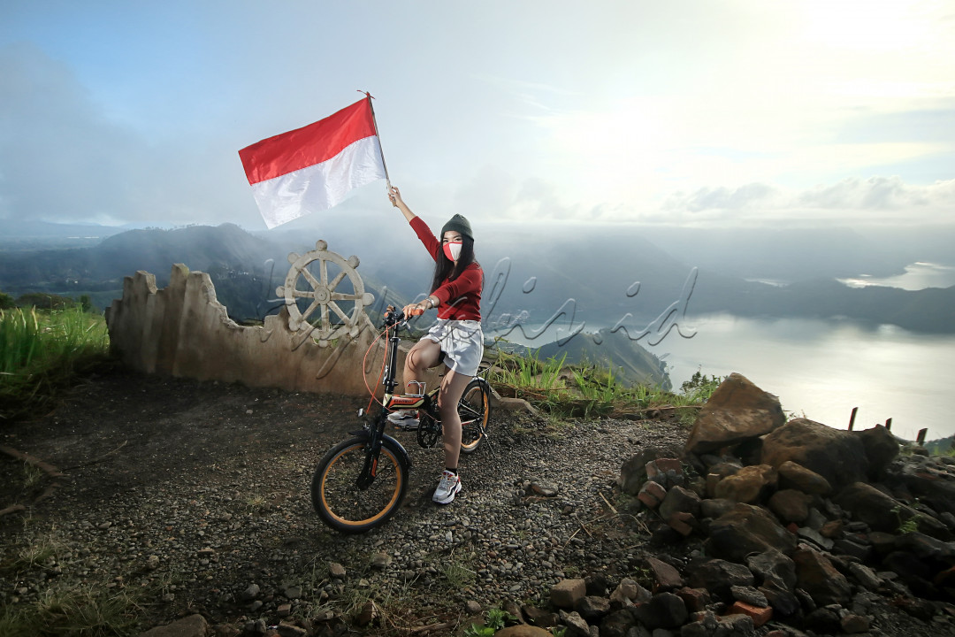 Semangat Jiwa Nasionalis anak indonesia dapat diekspresikan dengan berolah raga dan mengibarkan bendera di alam terbuka dengan hamparan Luasnya Danau Toba membuat cerita tersendiri bagi mereka . Berharap di masa pandemi ini cepat berlalu, <strong>Indonesia Bangkit dan Indonesia Tumbuh</strong>