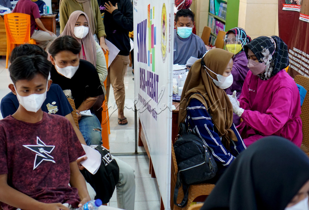 Pelajar sebuah SMK di Kecamatan Jatibarang, Kabupaten Indramayu, Jawa Barat, tampak antusias untuk mengikuti vaksinasi Covid-19 menjelang pelaksanaan Pembelajaran Tatap Muka Terbatas (PPTM)<br />
<br />

