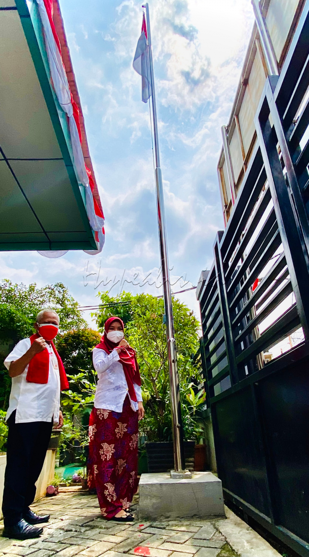 <strong>Pancaran Asa Kemerdekaan</strong><br />
<br />
Kerekan bendera nampak bugar siang itu. Di antara hamparan syahdu Sang Surya, merah putih berhasil dikibarkan dengan anggun. Teramat anggun nan mempesona. Tiupan angin memperkokoh kharisma Sang Kain Pusaka.<br />
<br />
Kuat, kita harus kuat. Tangguh dan tumbuh. Di antara gencatan dan pelik pandemi, eksistensi maupun ekspresi kemerdekaan tetap harus dipancarkan. <strong>Merdeka!</strong><br />
<br />
#LombaFotoHypeAbisID<br />
#EkspresiKemerdekaan<br />
#BisnisIndonesiaFoto