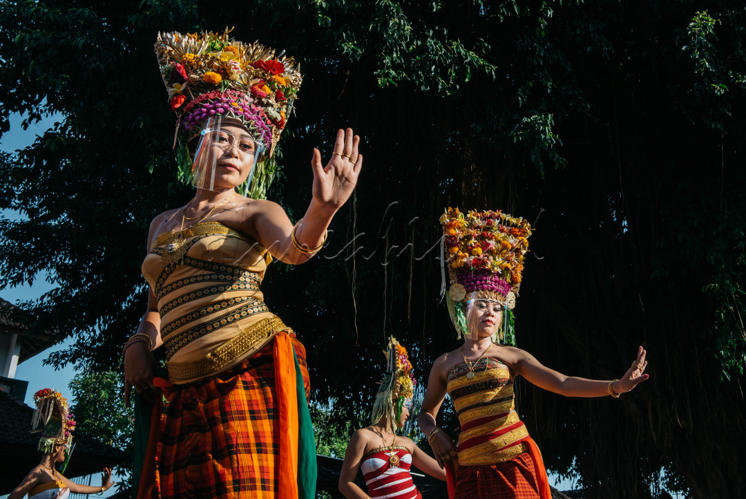 Ritual Tari Rejang di Karangasem Bali masih tetap berlangsung meski ditengah pandemi Covid 19, dengan tetap menerapkan protokol kesehatan dengan memakai faceshield dan juga menjaga jarak, Tanpa mengurangi nilai kesakralan ritual tarian Rejang.