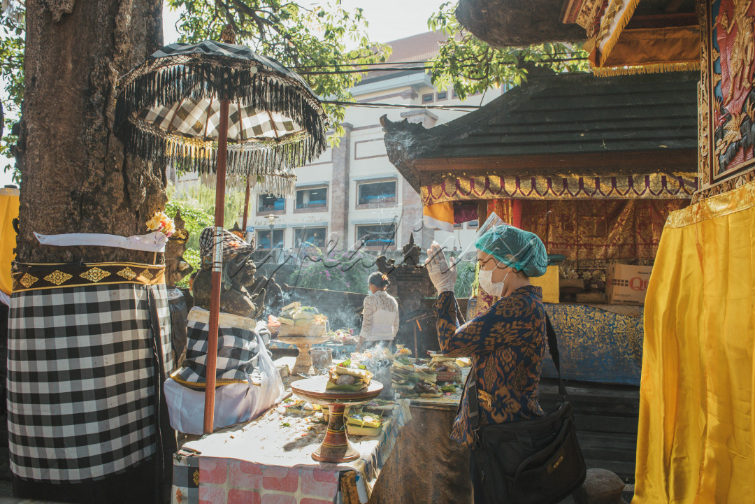 Salah satu petugas/pegawai di area Pasar Badung-Bali melakukan persembahyangan sebelum memulai aktivitas/pekerjaan dengan tetap mengenakan protokol kesehatan seperti memakai masker, selop tangan, faceshield hingga penutup rambut. Harus tetap semangat bekerja, meski ditengah pandemi covid 19. Kepercayaan masyarakat Bali sebelum memulai aktivitas atau bekerja pasti melakukan persembahyangan agar diberi kelancaran untuk menuju Bali bangkit dan Indonesia Merdeka dari Pandemi Covid 19