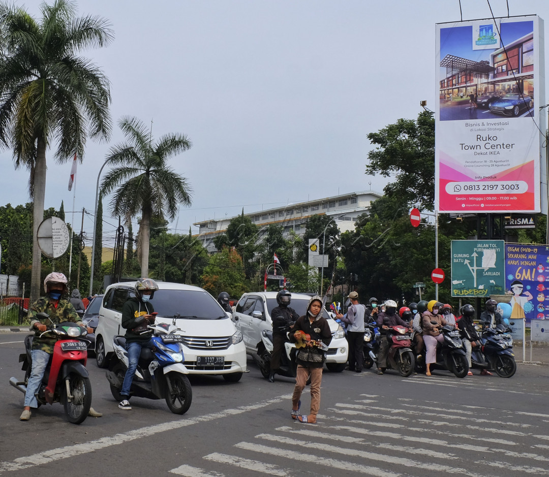 Merdeka adalah ketika anak-anak tak perlu turun ke jalan mengais rupiah karena ayahnya di PHK dan tak mampu membiayai mahalnya pendidikan.