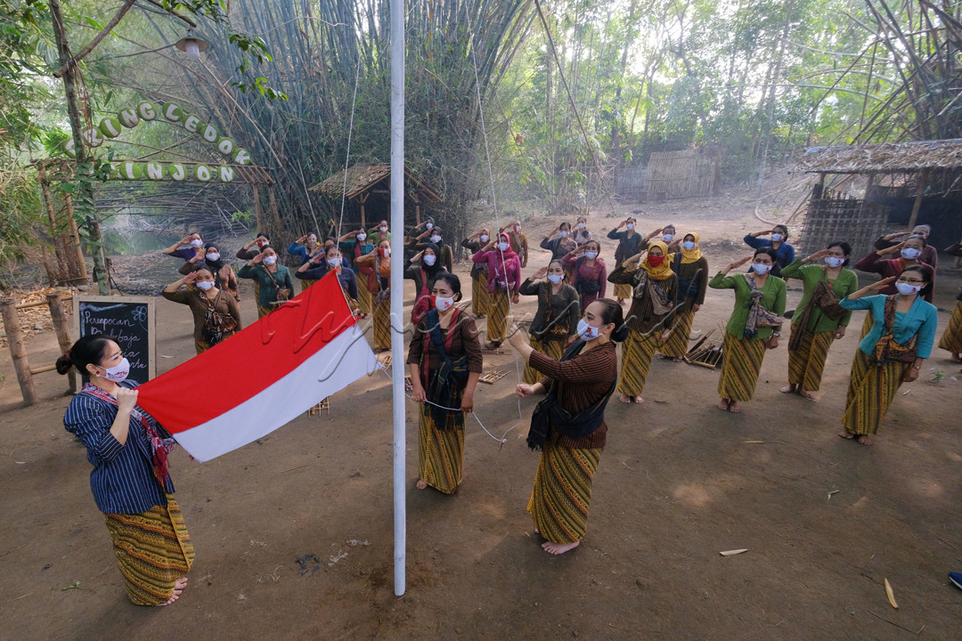 Komunitas Perempuan Berkebaya Indonesia melaksanakan upacara bendera dalam rangka memperingati HUT Kemerdekaan RI ke-75 di Ledok Tinjon, Prambanan, Sleman, Yogyakarta.<br />
<br />
Ini sebagai wujud rasa cinta tanah air dan bangga sebagai bangsa Indonesia.