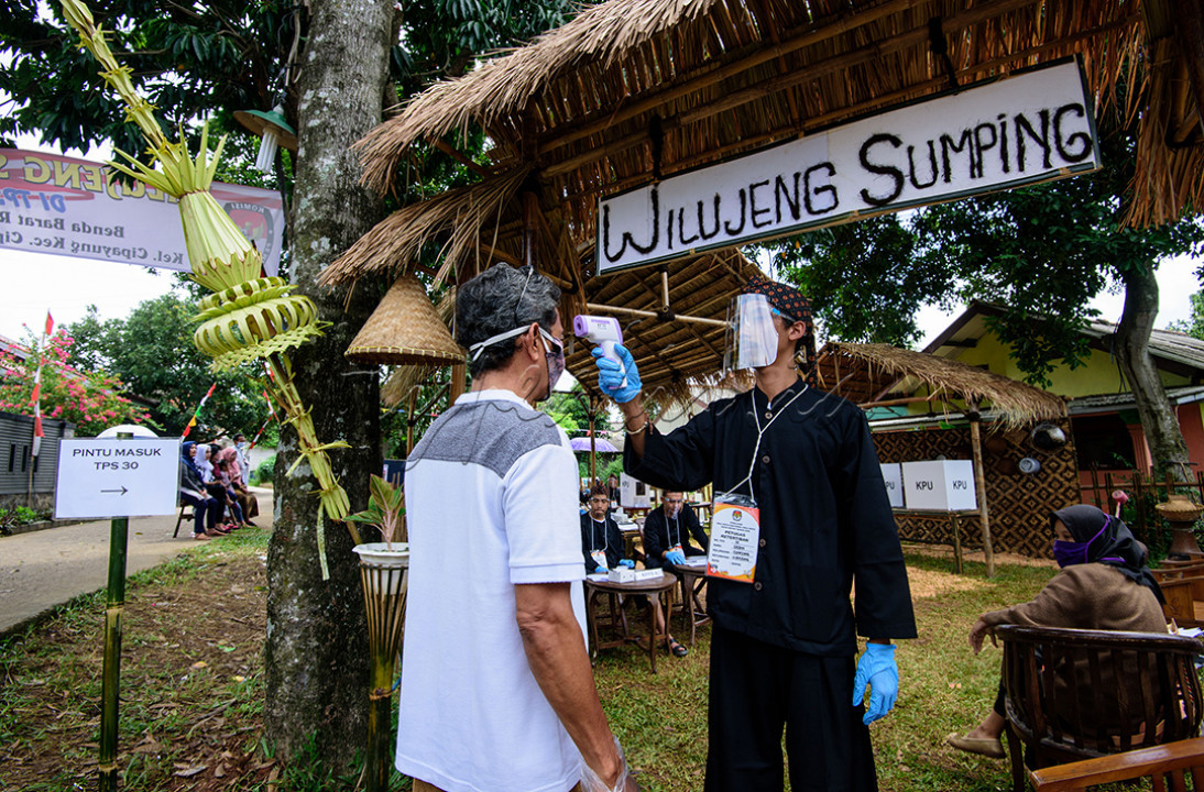Berbeda dengan tahun-tahun sebelumnya, pemilihan kepala daerah (pilkada) serentak tahun 2020 kali ini diselenggarakan di tengah pandemi yang melanda dunia. <br />
Oleh karena itu, tolok ukur keberhasilan penyelenggaraan pilkada serentak pada 9 Desember ini, ditentukan dari penegakan kedisiplinan menerapkan protokol kesehatan sehingga masyarakat merdeka dari Covid-19.<br />
<br />
#LombaFotoHypeAbisID<br />
#EkspresiKemerdekaan<br />
#BisnisIndonesiaFoto