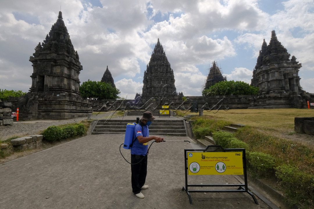 Petugas sedang menyemprot disinfektan di area Taman Wisata Candi Prambanan, yang dilakukan rutin setiap hari Senin selama pandemi. Ini dilakukan sebagai upaya pencegahan penyebaran virus Covid-19 sesuai protokol kesehatan sesuai anjuran Pemerintah.<br />
<br />
Selain itu juga memberi rasa aman dan nyaman bagi para wisatawan, yang diharapakan sektor pariwisata bisa bangkit, dengan demikian perekonomian tetap tumbuh.