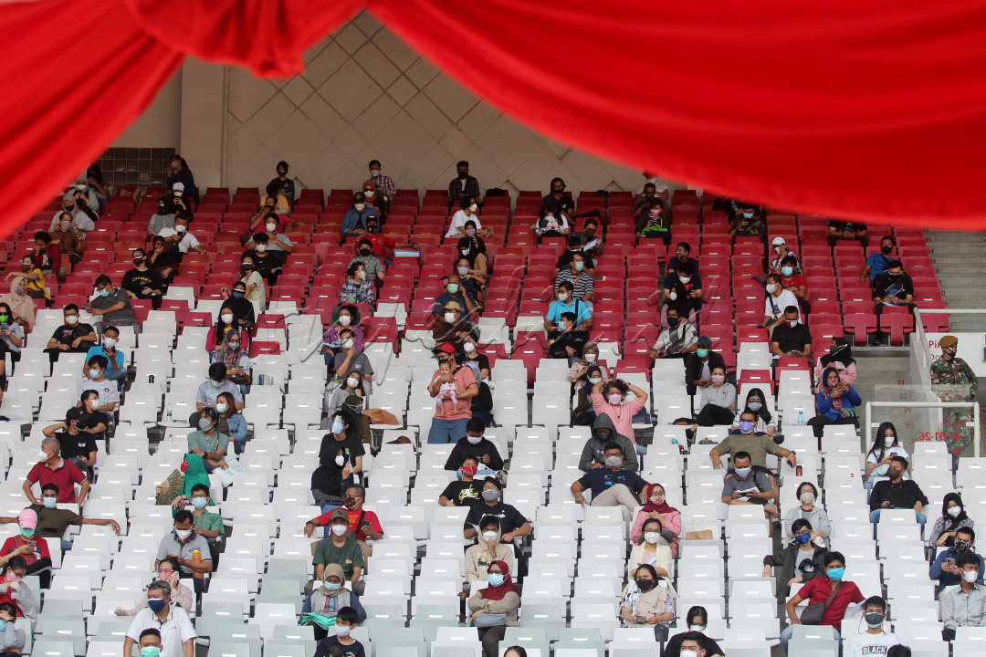 Warga mengantre untuk mengikuti program vaksinasi massal Covid-19 di Stadion Utama Gelora Bung Karno (SUGBK), Senayan, Jakarta, Sabtu (3/7/2021). 
