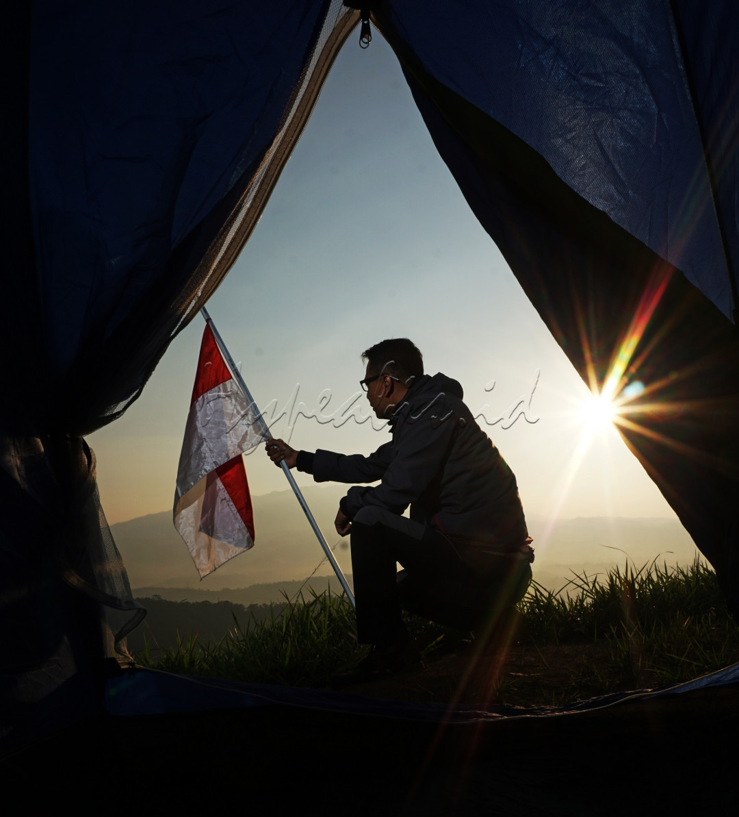 Tahun ini tidak ada perayaan yang luar biasa di hari kemerdekaan kita seperti tahun-tahun senbelumnya, mungkin sebuah renungan mendalam tentang makna kemerdekaan hingga masa depan indonesia serta harapan agar di masa yang akan datang negeri kita bisa mengalami masa terang seterang matahari di pagi hari ini, tepat 17 agustus 2021.