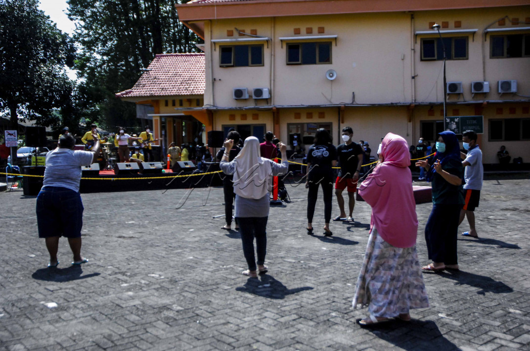 Untuk menambah imun dan sembuh dari virus corona, pasien Covid-19 di tempat isolasi BPSDM Jawa Tengah melakukan joget bersama dengan menonton pertunjukan dangdut yang bertajuk "Tamba Teka Lara Lunga". Dengan kegembiraan yang ditawarkan pada konser ini diharapkan bisa membuat pasien Covid-19 sembuh.