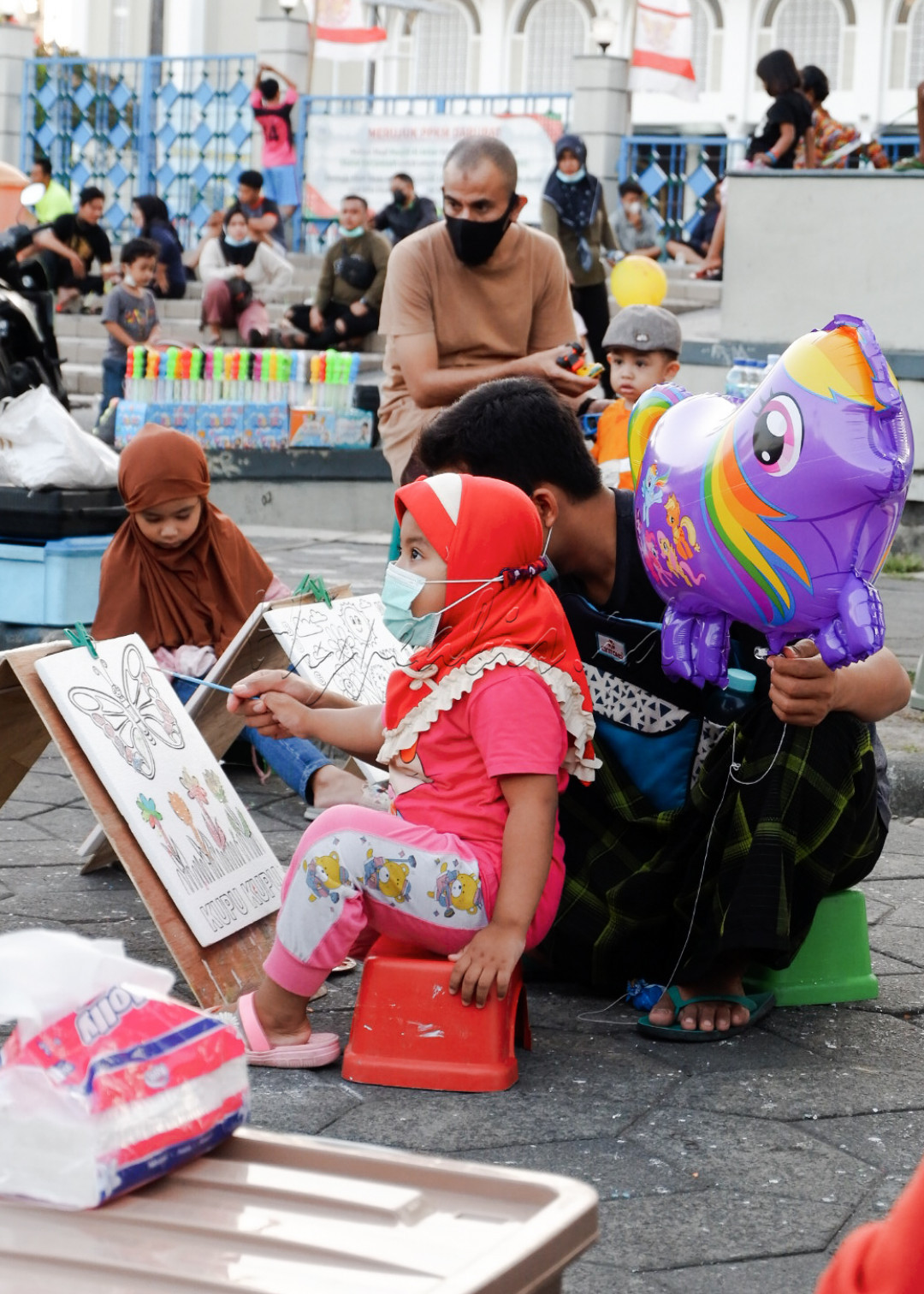 Menurut gue. Merdeka itu mereka memberi wawasan atau selalu belajar hal baru, dan membimbing dalam berbagai hal kebaikan buat negara kita bersama, dan memberikan bibit bibit generasi penerus untuk memajukan bangsa Indonesia.