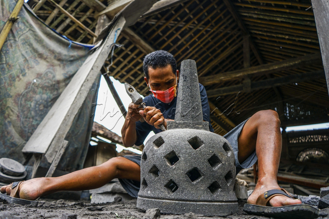 tetap beraktivitas dan produksi walaupun dimasa pandemi sangat sulit tetapi tidak menyurutkan bagi para pengrajin arca candi untuk tetap berkarya dan beraktivitas menyelesaikan pesanan pahatan batu arca