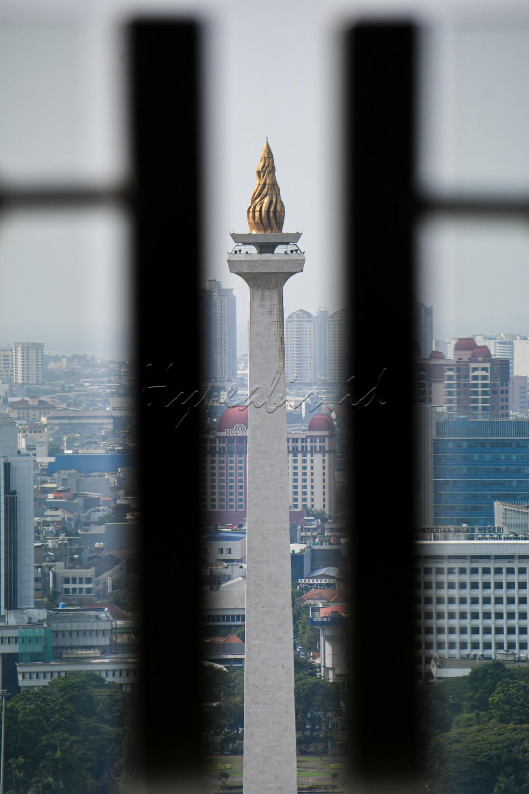 Sejarah monas dimulai, Setelah pusat pemerintahan Republik Indonesia kembali ke Jakarta setelah sebelumnya berkedudukan di Yogyakarta pada tahun 1950, menyusul pengakuan kedaulatan Republik Indonesia oleh pemerintah Belanda pada tahun 1949, Presiden Sukarno mulai merencanakan pembangunan sebuah Monumen Nasional yang setara dengan Menara Eiffel di lapangan tepat di depan Istana Merdeka. Pembangunan Tugu Monas bertujuan mengenang dan melestarikan perjuangan bangsa Indonesia pada masa revolusi kemerdekaan 1945, agar terus membangkitkan inspirasi dan semangat patriotisme generasi penerus bangsa.