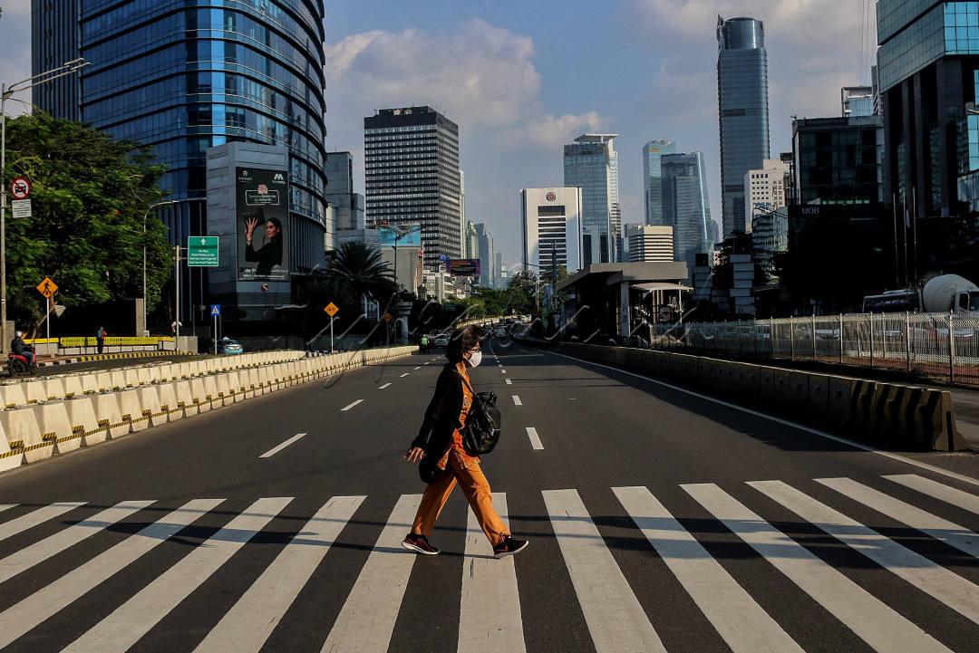 Pekerja menyeberangi Jalan Sudirman saat jam pulang kerja di Jakarta. Di masa pandemi Covid-19, banyak perkantoran yang memberlakukan pulang lebih awal sebagian karyawannya karena menyesuaikan dengan kondisi saat ini.<br />
<br />
<br />
<!--/data/user/0/com.samsung.android.app.notes/files/clipdata/clipdata_bodytext_210924_041934_492.sdocx-->