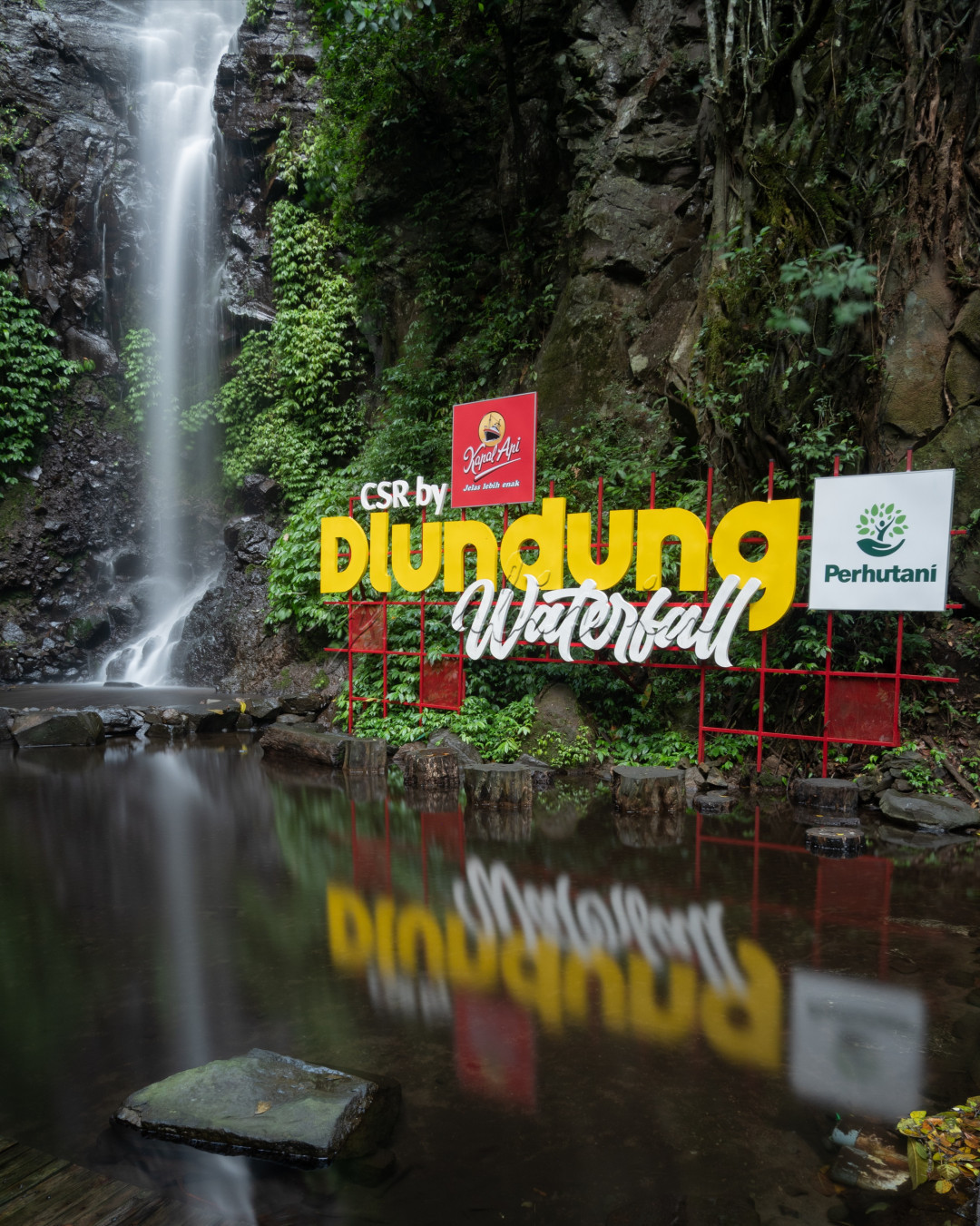 Air terjun dlundung terletak di desa ketapanrame,trawas,mojokerto.<br />
wisata air terjun yang asri, dilengkapi dengan kulineran juga ada.
