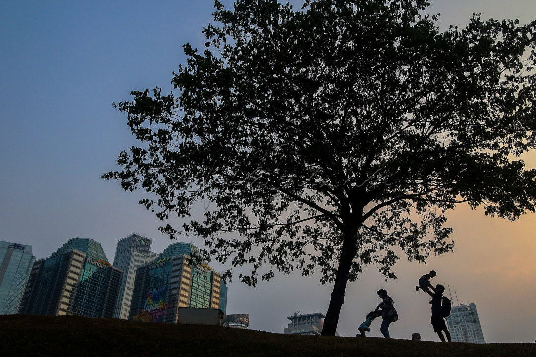 Warga berwisata di Hutan Kota Gelora Bung Karno (GBK) Senayan, Jakarta. Hutan Kota GBK yang sempat ditutup untuk umum karena PPKM, saat ini telah dibuka kembali untuk umum dengan memberlakukan pembatasan sebanyak 150 orang dengan batas waktu satu jam kunjungan.