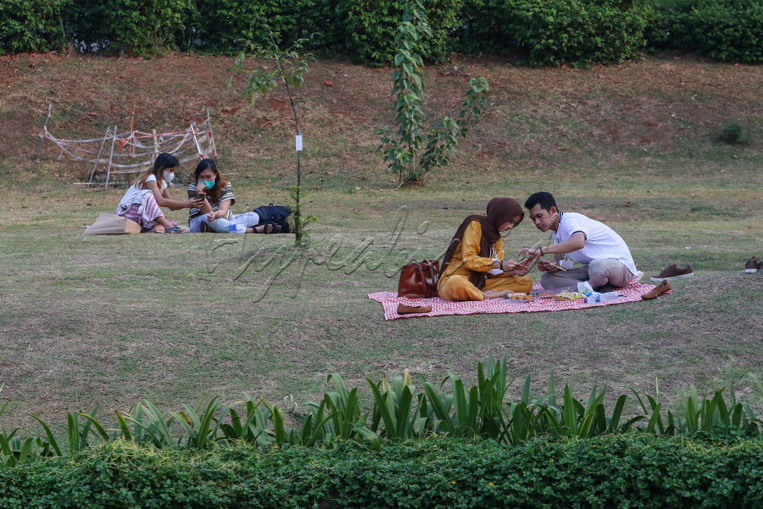 Warga berwisata di Hutan Kota Gelora Bung Karno (GBK) Senayan, Jakarta. Hutan Kota GBK yang sempat ditutup untuk umum karena PPKM, saat ini telah dibuka kembali untuk umum dengan memberlakukan pembatasan sebanyak 150 orang dengan batas waktu satu jam kunjungan.