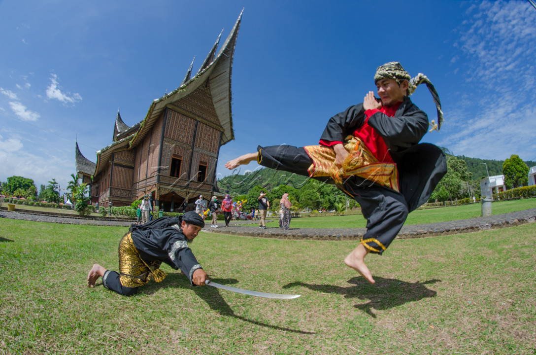 Istano Basa dan silek minangkabau selalu di lestarikan sebagai dua simbol kebudayaan dan kekayaan alam minangkabau