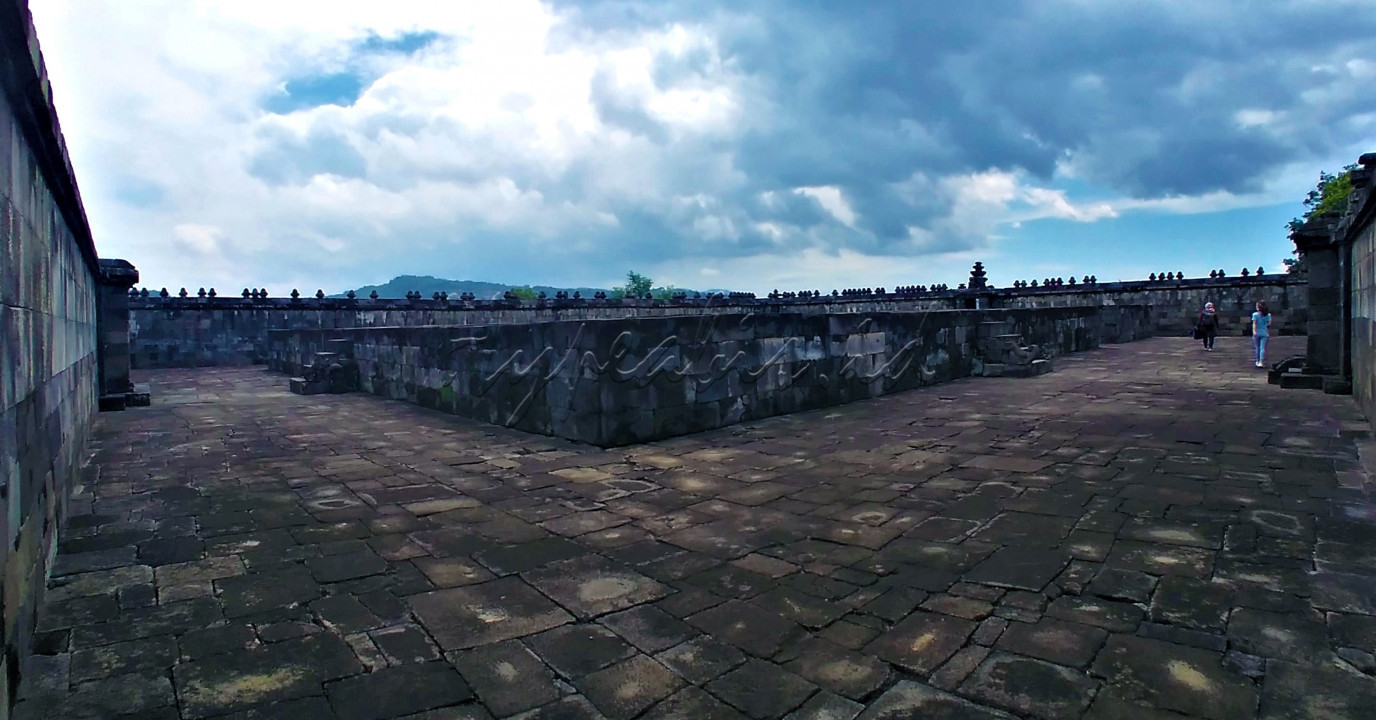 Inilah gambaran Pendopo Keraton Ratu Boko. Menurut penjelasan di plang yang ada di luar pendopo. Ratu Boko memiliki hubungan yang sangat luas, sehingga sering menerima tamu. Di tempat inilah Ratu Boko menerima tamu, baik kerabat maupun kunjungan diplomatik kerajaan lain saat itu.