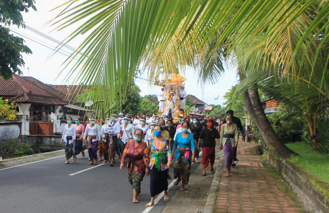 Iring-iringan Upacara Ngaben dimasa Pandemi.Ngaben merupakan salah satu upacara yang dilakukan oleh umat Hindu di Bali dan tergolong sebagai upacara Pitra Yadnya 