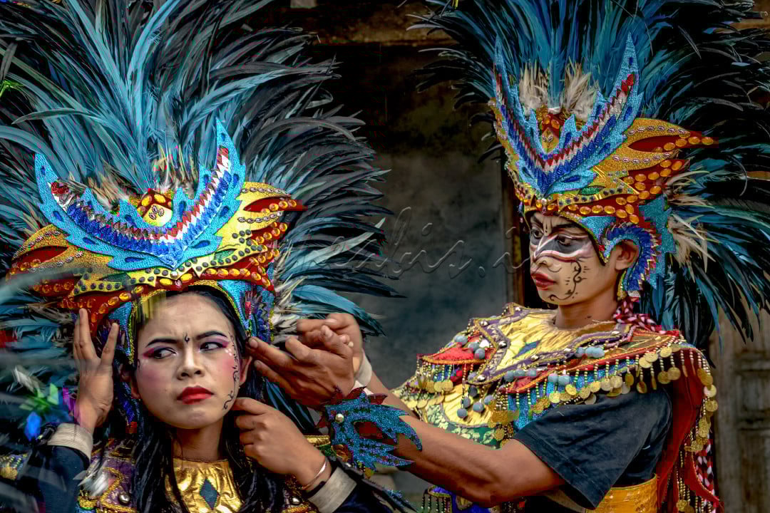Seorang pemain Jaranan merapi membantu teman wanitanya memasang asesoris
