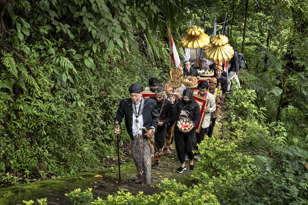 sebuah ritual dilakukan oleh beberapa tetua adat di petilasan Eyang Panembahan Koconegoro, petilasan ini terdapat di kaki Gunung Lawu kabupaten Karang Anyar Jawa Tengah