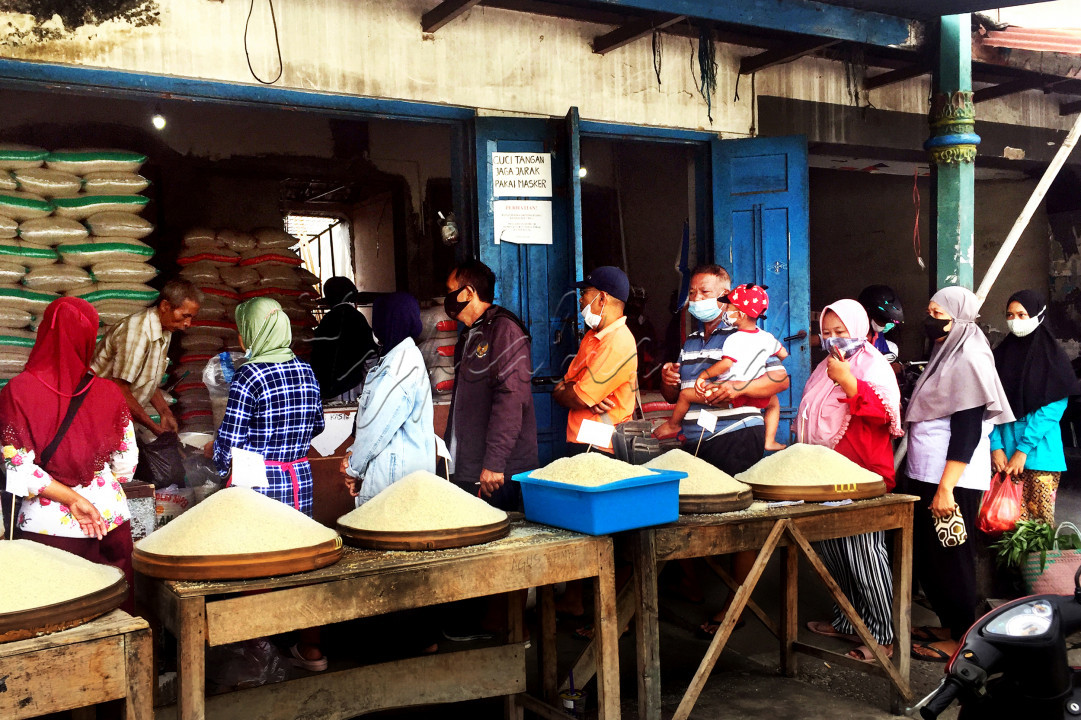 Di pasar tradisional, para pembeli sudah mulai terbiasa dengan mengantri.