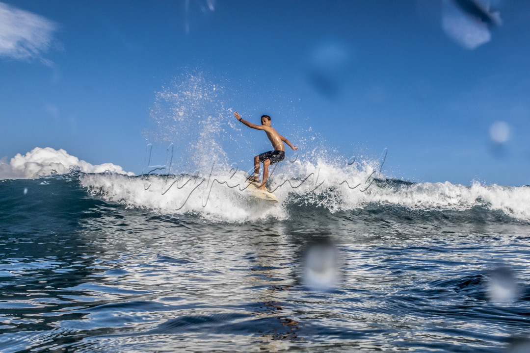 Surfer mancanegara bermain selancar (surfing) di Pantai Sorake, Nias Selatan, Sumatera Utara, Jumat (15/10/2021). Pantai Sorake selain sebagai lokasi wisata pantai juga merupakan lokasi bagi para pecinta surfing baik surfer lokal maupun mancanegara. 