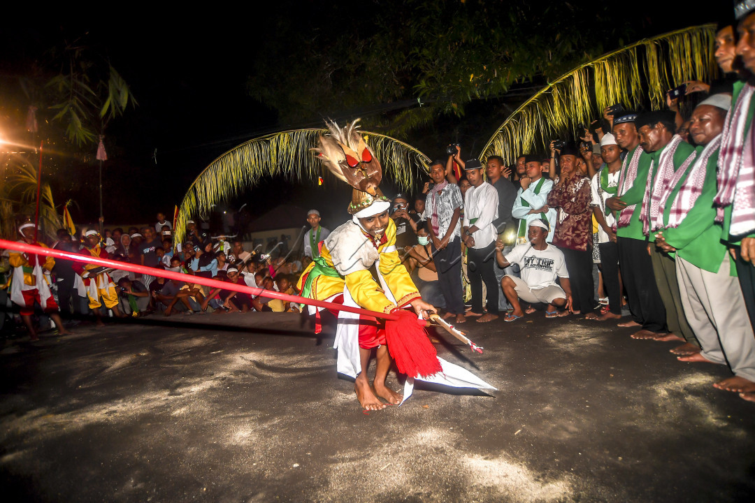 Pemuda menampilkan tarian Cakalele di Pulau Neira, Banda, Maluku, Jumat (13/11/2020). Tarian tersebut digelar dalam rangka acara kebudayaan Buka Kampung dimana acara tersebut merupakan ritual kuno permohonan izin kepada arwah leluhur untuk mengadakan kegiatan besar.