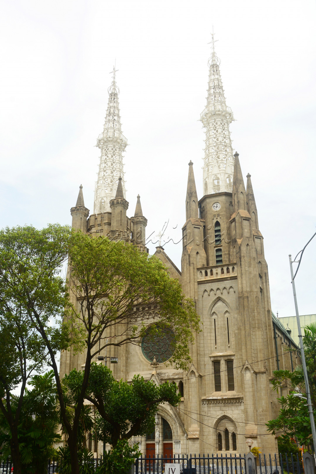Gereja Katedral Jakarta, atau bernama resmi Gereja Santa Maria Diangkat Ke Surga (bahasa Belanda: De Kerk van Onze Lieve Vrouwe ten Hemelopneming; bahasa Inggris: The Church of Our Lady of the Assumption) adalah sebuah gereja di Jakarta. Gedung gereja ini diresmikan pada 1901 dan dibangun dengan arsitektur neo-gotik dari Eropa, yakni arsitektur yang sangat lazim digunakan untuk membangun gedung gereja beberapa abad yang lalu.<br />
Gereja yang sekarang ini dirancang dan dimulai oleh Pastor Antonius Dijkmans dan peletakan batu pertamanya dilakukan oleh Pro-vikaris, Carolus Wenneker. Pekerjaan ini kemudian dilanjutkan oleh Cuypers-Hulswit ketika Dijkmans tidak bisa melanjutkannya, dan kemudian diresmikan dan diberkati pada 21 April 1901 oleh Mgr. Edmundus Sybradus Luypen, S.J., Vikaris Apostolik Jakarta.<br />
Katedral yang kita kenal sekarang sesungguhnya bukanlah gedung gereja yang asli di tempat itu, karena Katedral yang asli diresmikan pada Februari 1810, namun pada 27 Juli 1826 gedung Gereja itu terbakar bersama 180 rumah penduduk di sekitarnya saat terjadi kebakaran besar. Lalu pada tanggal 31 Mei 1890, Gereja itu pun sempat roboh oleh masalah struktur sehingga harus dilakukan renovasi.