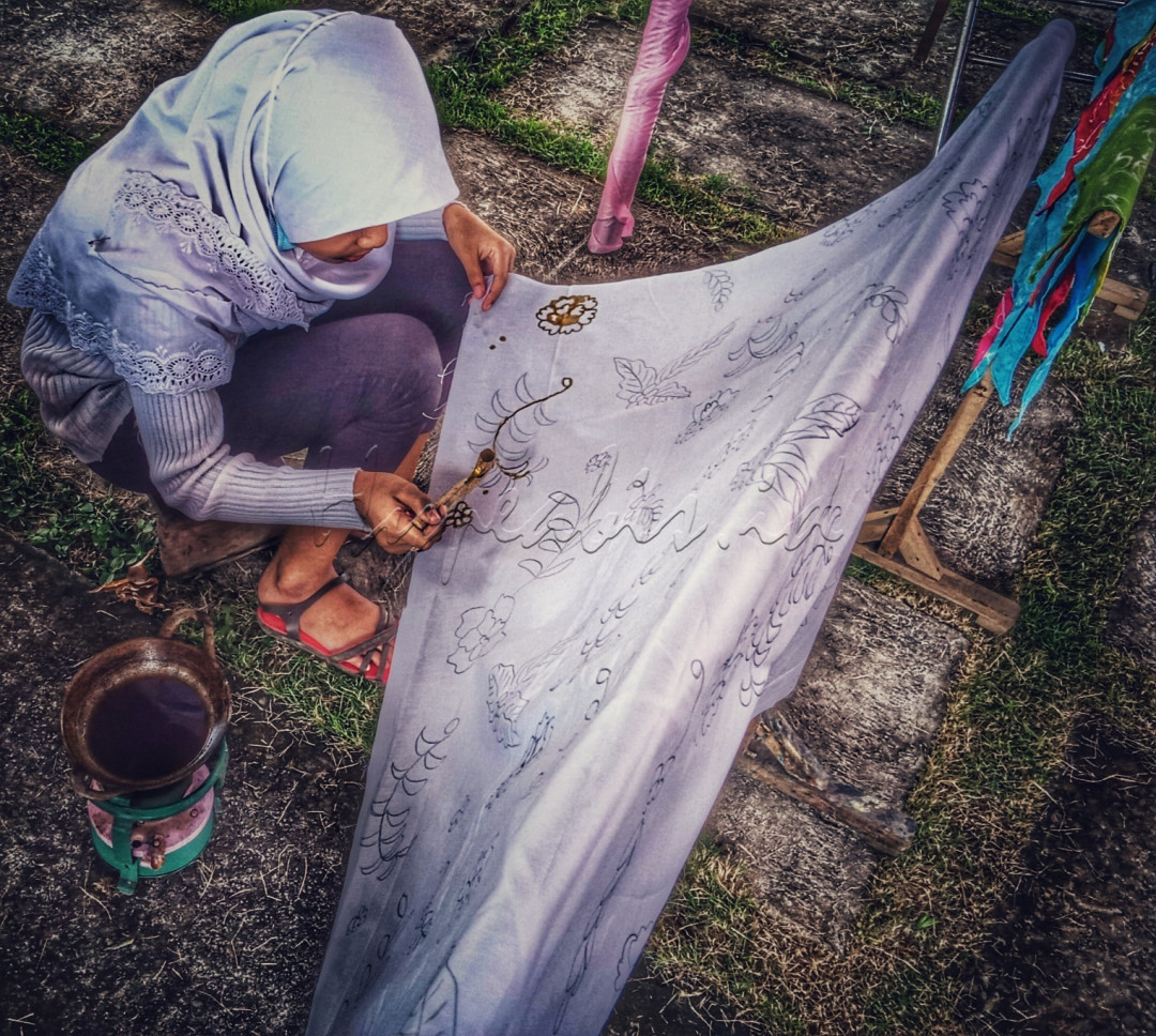Kegiatan wirausaha muda membatik yang diselenggarakan oleh yayasan muslimhelfen di kawasan wisata agrowisata kulonprogo. Dalam rangka untuk meningkatkan kecintaan anak muda terhadap budaya batik indonesia dan juga membangun kewirausahaan milenial di masa remaja untuk masa depan yang cerah. 