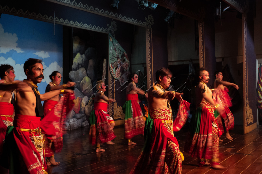 Para Penari Wayang Orang Bharata di Pagelaran Wayang Orang Bharata Jakarta. Mereka melakukan latihan sebelum pementasan berlangsung.