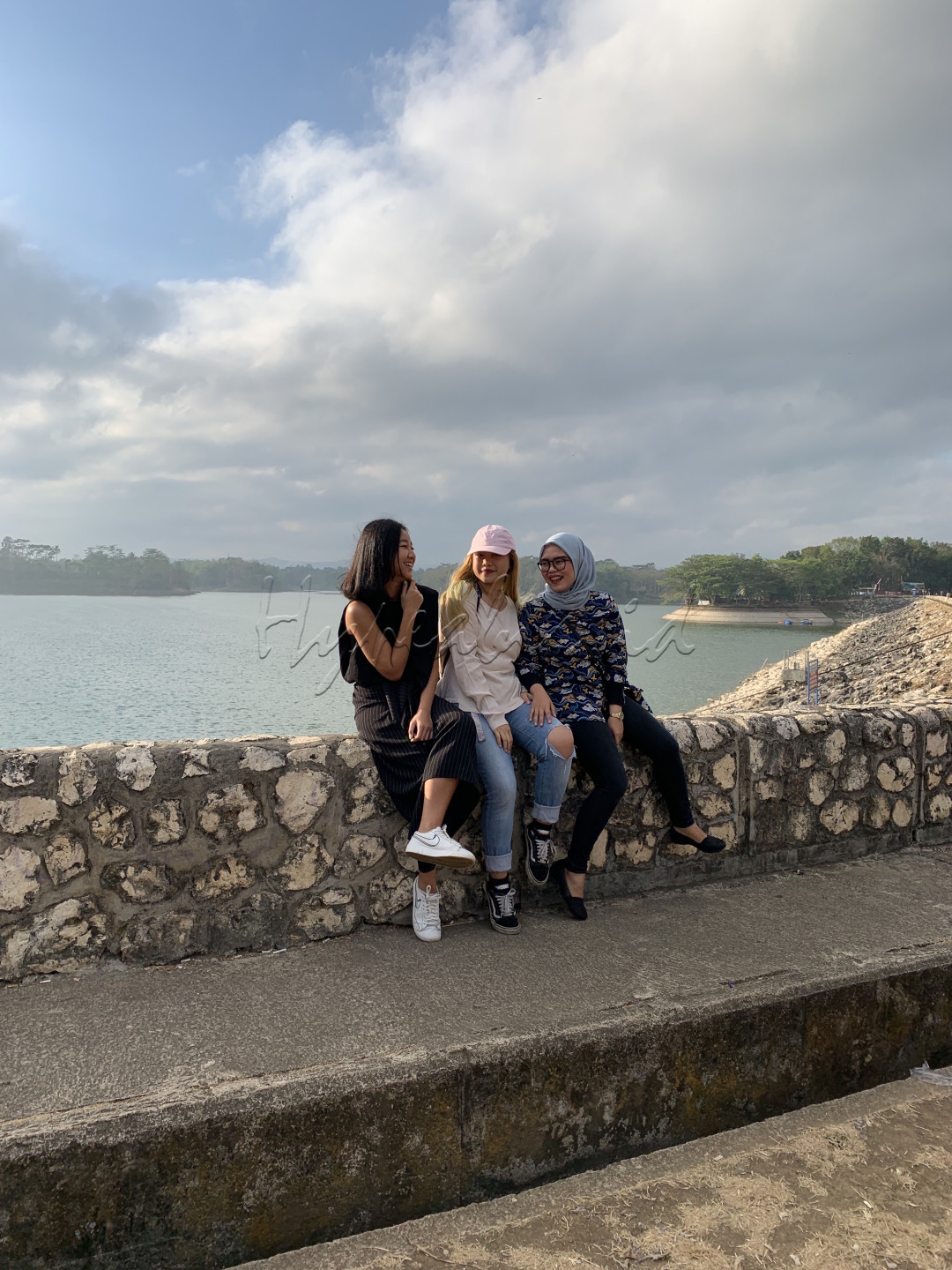 Menikmati senja, bersenda gurau di situs turis kebudayaan Indonesia, <strong>Waduk Lahor, Sumberpucung, Malang, Jawa Timur.</strong>