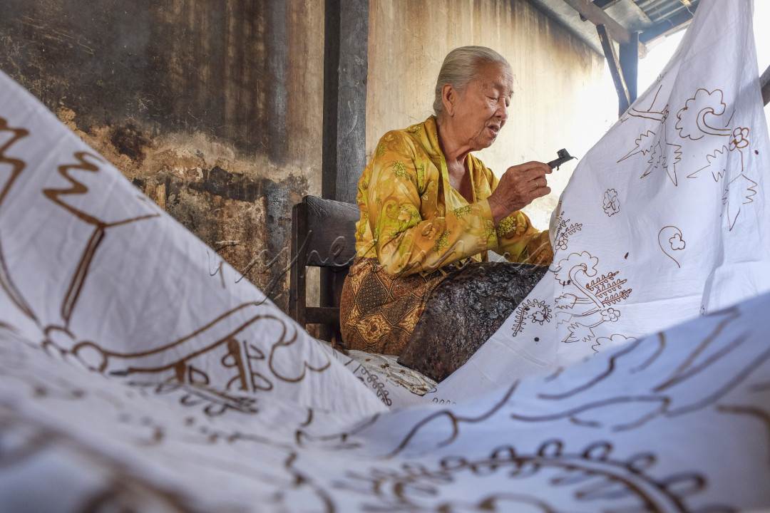 Batik merupakan salah satu warisan budaya (benda) khas dari indonesia. Keindahan motif yang terdapat pada setiap kain batik memiliki arti dan makna tersendiri dalam kehidupan. Batik bisa dikatakan sebagai identitas bagi bangsa indonesia yang patut dilestarikan dan dijaga supaya tetap lestari dan tidak diaku oleh negara lain.