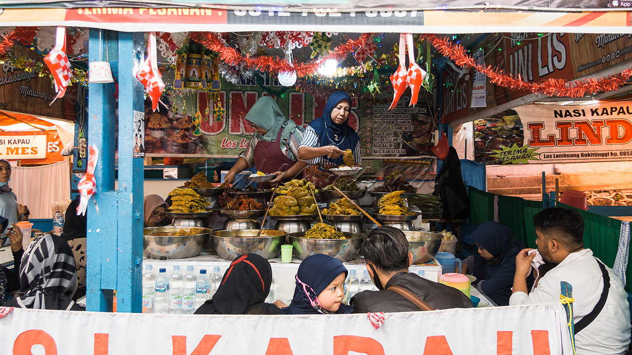 <strong>Los Lambuang</strong> arti harfiahnya adalah lorong lambung atau dapat diterjemahkan sebagai area pemuas nafsu makan. Area ini merupakan sentra makanan khas Minang, <em>Nasi Kapau</em> sejak tahun 1980-an. Merupakan destinasi wisata kuliner bagi para wisatawan lokal maupun luar negeri yang berlokasi di pasar <em>ateh</em>, pasar tradisional di Bukittinggi, Sumatera Barat.<br />
