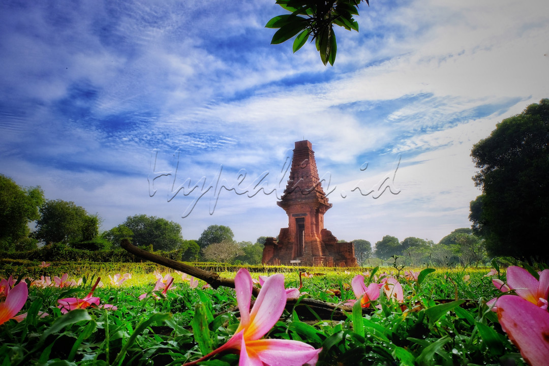Candi Bajangratu terletak di Dukuh Kraton, Desa Temon, Kecamatan Trowulan, Kabupaten Mojokerto. Candi berbentuk gapura paduraksa ini menjadi salah satu jejak kemegahan Majapahit di masa silam.<br />
Diduga nama Bajangratu ada hubungannya dengan Raja Jayanegara dari Majapahit. Jayanegara dinobatkan tatkala masih berusia bajang atau masih kecil, sehingga gelar Ratu Bajang atau Bajangratu melekat padanya.