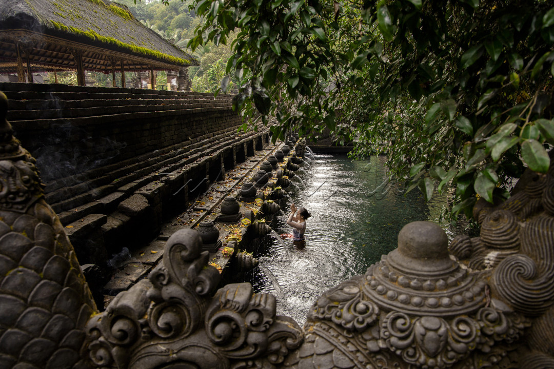 tirta empul<br />
sebuah tempat berupa kolam,yang airnya bersumber dari mata air alami<br />
tirtaempul sendiri merupakan salah satu objek wisatawan,baik domestik maupun mancanegara<br />
masyarakat hindu di bali, menggunakan lokasi ini sebagai sarana pembersihan diri, baik secara rohani dan jasmani yang biasanya disebut dengan istilah "melukat"
