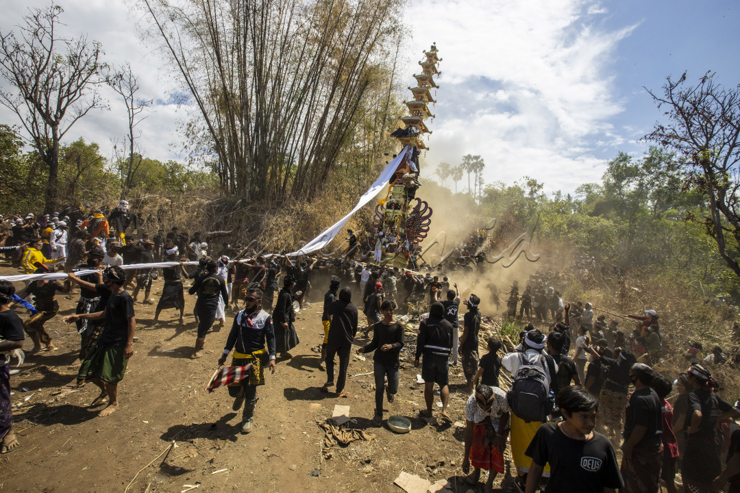 ngaben masal<br />
ngaben merupakan prosesi pengembalian unsur unsur kehidupan dalam ajaran agama hindu bali,ngaben masal di laksanakan setiap 5/10 tahun sekali<br />
tujuan di laksanakan masal adalah untuk menekan biaya dari kegiatan ngaben ini<br />
dengan rasa kebersamaan, warga menggontong tmpat ngaben menuju kuburan desa,dengan jalur yg terjal dan berdebu,semua proses di laksanakan bersama sama dan kekeluargaan