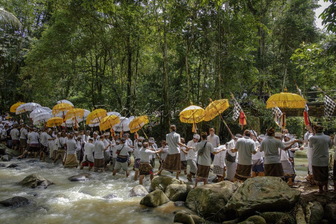 penyucian<br />
penyucian simbol simbol dewa dalam agama hindu, Melasti<br />
melasti di laksanakan umat hindu di bali, untuk menyucikan simbul dewa sblm melaksanakan sebuah upacara besar<br />
prosesi melasti ini termasuk unik,karena jalur yang di lalu melewati sungai unutk menuju ke sumber mata air sebagai sarana pembersihannya