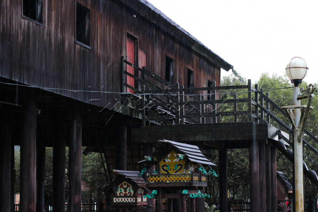 <div style="text-align: center;"><strong>Museum Lewu Hante</strong></div>
<div style="text-align: justify;"><br />
Museum Lewu Hante merupakan sebuah rumah panggung Suku Dayak dengan bentuk arsitektur bangunan Rumah Betang. Dalam sejarah, rumah ini sengaja dibuat tinggi untuk menghindari adanya hewan buas yang datang atau adanya banjir. Museum ini terletak di Kelurahan Taniran Kecamatan Benua Lima, Kabupaten Tabalong, yang berada tepat di Perbatasan Provinsi Kalimantan Selatan dan Kalimantan Tengah.<br />
<br />
Museum Lewu Hante menyimpan berbagai benda bersejarah dari zaman dulu, mulai dari benda peninggalan seperti guci, senjata tradisional Mandau, hingga benda peninggalan masa kolonialisme Belanda dan Jepang seperti samurai dan pistol. <br />
<br />
Salah satu hal menarik yang bisa kita pelajari yaitu syarat membangun rumah ini, yang mana bagian hulu rumah ini harus dibangun searah matahari terbit. Sedangkan, hilirnya searah matahari terbenam. Syarat ini mempunyai makna, yang mana semangat kerja keras diwujudkan dari matahari terbit hingga matahari terbenam. Semangat ini bertujuan untuk menghidupi keluarga dan mampu bertahan hidup.</div>