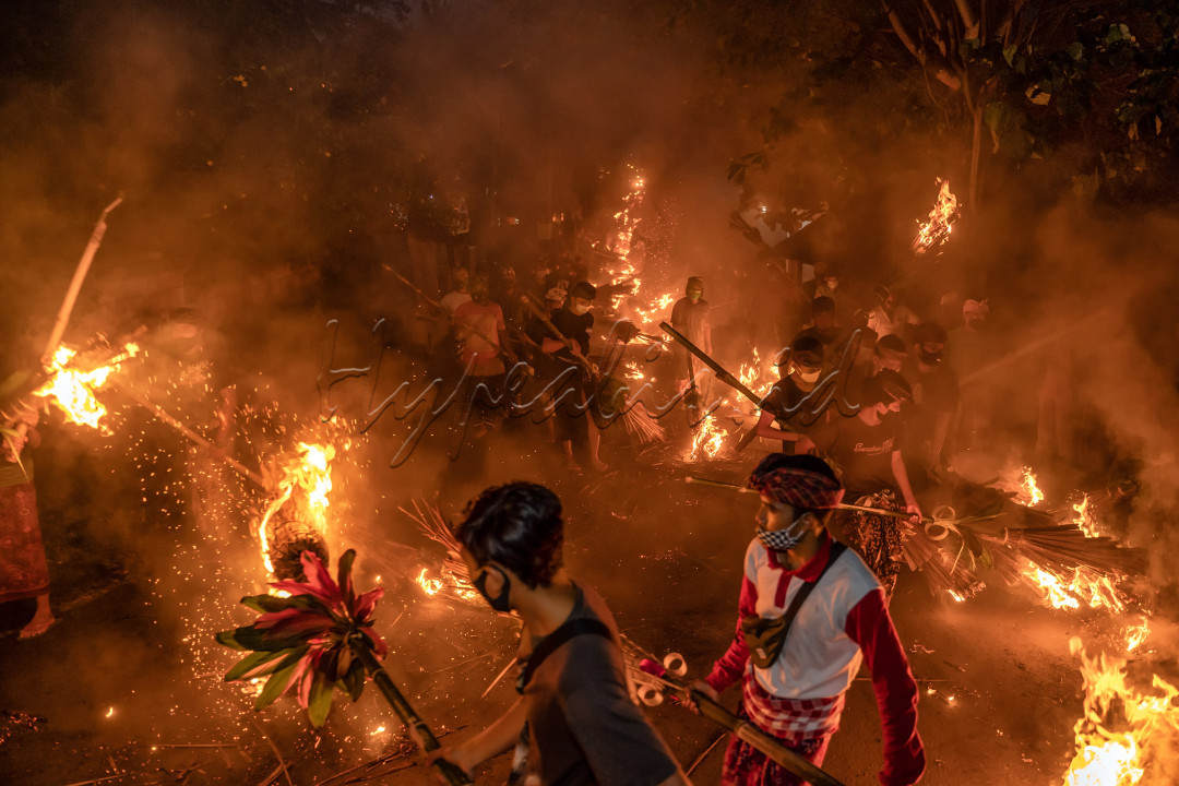 Ritual budaya Ngemumu adalah sebuah tradisi budaya unik di Desa Manggis, Karangasem untuk menetralisir unsur-unsur negatif yang bisa mempengaruhi keharmonisan alam dan kehidupan manusia. Dilaksanakan setahun sekali sebelum perayaan Nyepi Adat, warga desa berjalan beriringan membawa mumuan yang terbuat dari daun kelapa kering yang diikat, dihias dan dirangkai dengan bambu yang dibakar sebagai simbol unsur negatif yang dimusnahkan. Sepanjang jalan desa menajdi lautan api yang beriringan menuju kuburan desa. Ritual unik ini menjadi atraksi yang sangat diminati wisatawan mancanegara dan menjadi buruan fotografer luar negeri.<br />
