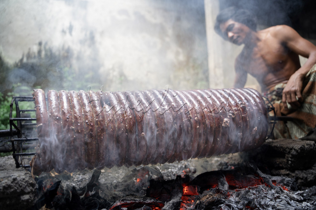 Urutan adalah sosis fermentasi kering tradisional Bali yang teknologinya berbeda dari sosis Eropa. Tidak ada nitrit/nitrat yang digunakan dalam proses pembuatannya, dan warna coklat kekuningan berasal dari kunyit (bahan utama bubuk kari). Berbahan dasar daging ayam atau usus babi dan daging babi, dengan bumbu Laos dan Kencur berkontribusi besar terhadap rasa Timurnya. Iklim di Bali panas dan sosis difermentasi pada 25 °C di malam hari dan pada 50 °C di siang hari. Temperatur yang hangat memungkinkan fermentasi cepat yang dicapai dalam 5 hari.<br />
