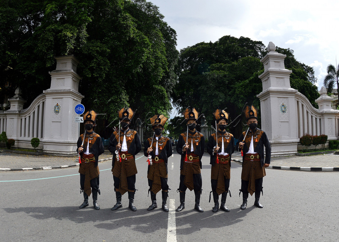<div>Pariwisata kota Solo, Jawa Tengah, mulai dibangkitkan dengan ditempatkannya beberapa pasukan Prajurit Kraton Kasunanan, dibeberapa sudut seperti di pintu utama pasar Ghede, pasar Klewer, sepanjang jalan Sudirman, perempatan Gladag serta di Kraton sendiri.<br />
Hal ini bisa ditemui dan bisa diajak selfie setiap hari Sabtu dan Minggu.</div>